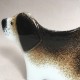 Figurka pies 02 biało beżowo czarny beagle stojący