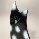 Figurka kot 08 czarny w białe łaty stojący