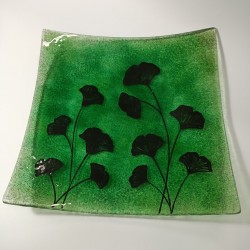 Patera Prosta 25x25 - "Czarny kwiat na zielonym tle"